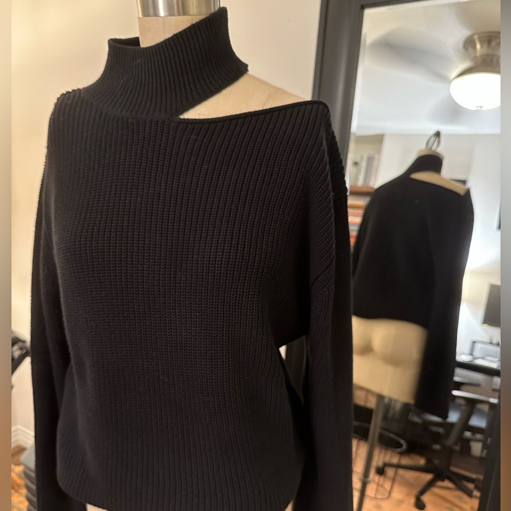 R+A - Shoulder cut out sweater